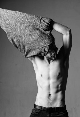 Baştan çıkarıcı maço seksi hissediyor. Bohem seksi vücut. Arzu kavramı nesnesi. Soyunurken yakalanmış. Yakışıklı seksi hippi soyunuyor. Seksi kaslı erkek. Gri arkaplanı çıkar.