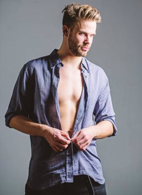 Bohem seksi vücut. Kendinden emin ve çekici. Beni izleyin. Zaman değişim giysi. Soyunma adam yakışıklı seksi hippi. Adam seksi kas vücut almak gömleğini çıkar. Tam arzu. Baştan çıkarıcı maço seksi hissediyor