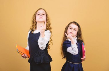 Okulda stresli bir gün. Kız okulu öğrencileri. Okula geri dön. Bilgi günü. Sınavı geç. Stres anksiyete ye neden olur. Eğitim, okulda öğrendiklerini unuttuktan sonra geriye kalan şeydir.