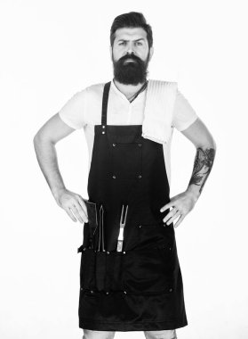 Sakallı hipster barbekü için önlük giyer. Kavurma ve ızgara yemeği. Et pişirme ipuçları. Açık havada et kavurma araçları. Piknik ve barbekü. Nasıl biftek ve barbekü için et seçin. Barbekü menüsü