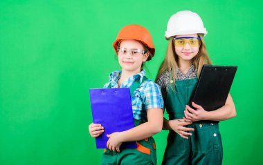 küçük kızlar atölyede birlikte tamir. Çocuk bakımı gelişimi. Gelecekteki mesleği. İnşaat mühendisi mimar. Şapkalı çocuk işçi. Kendinizi geliştirmek için araçlar. Onarım. Profesyonellere güven