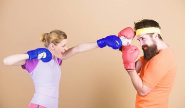 Boks spor kavram. İki kız ve boks pratik hippi. Herkes için spor. Amatör Boks kulübü. Eşit olanaklar. Güç ve güç. Savaşmaya hazır. Erkek ve kadın boks eldiven