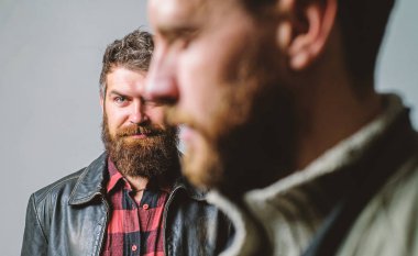 Arkanda biri. Hissediyorum gerçek arkadaş desteği. Adam arkadaş hipster arkasında adam stand arkasında sakallı. Gerçek arkadaş her zaman çevre. Sen dur. Dostluk güven ve destek. Güvenilir ilişkiler