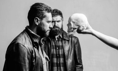 Adam acımasız sakallı hippi ölüm kafatası sembolü arıyorum. Korkularını aşmak. Cesur ol. Korku kırma üzerinde duruldu. Psikoloji kavram. İnsan korku ve cesaret. Derin korku gözlerine bakıyor