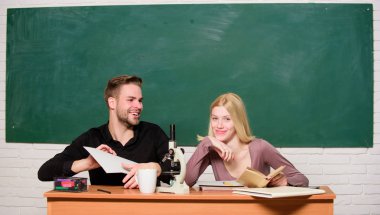 Arkadaşlar üniversite okuyan öğrenciler. Üniversite eğlencesi. Modern eğitim. Üniversitede eğleniyor. Kaygısız öğrenciler. Üniversitede vakit geçiriyorum. Adam ve kız sınıf oturup. Üniversite veya üniversitede eğitim