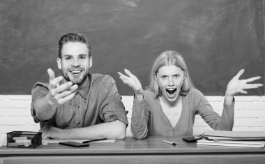 Kolej veya üniversite okuyor. Kaç arkadaş üniversite okuyan öğrenciler. Şaşırtıcı cevap. Çalışınca. Bu nasıl oluyor. Adam ve kız sınıfta masada otur. Sonuç hakkında merak