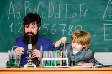 aynaları pencerelere dönüştürün. kara tahta ile eğitim odası. Test tüpleri ile bilim adamı elinde Flask. Bilge -lik. Okula geri dön. öğretmen adam ile küçük çocuk. okulda oğlu ve babası
