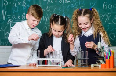 mikroskop la deneyler yapan öğrenciler. Kimya. Okula geri dön. Mutlu çocuklar günü. Okul laboratuvarında kimya öğrenen küçük çocuklar. Okul dersindeki küçük çocuklar. Güvenebileceğiniz İlaçlar