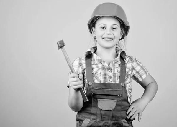 Costruisci da solo il tuo futuro. Iniziativa bambino ragazza casco rigido costruttore lavoratore. Strumenti per migliorare se stessi. Sviluppo dell'assistenza all'infanzia. Professione futura. Architetto ingegnere edile. Ragazza costruttore — Foto Stock