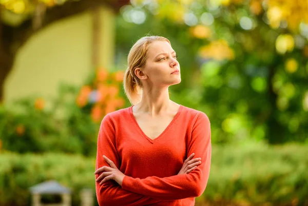 Superior y seguro de sí mismo. Elegante y seguro. Una mujer segura. Sensual chica rubia al aire libre día soleado fondo de la naturaleza. Se ofende, pero es seria. Orgulloso y seguro. Mujer cruzó las manos — Foto de Stock