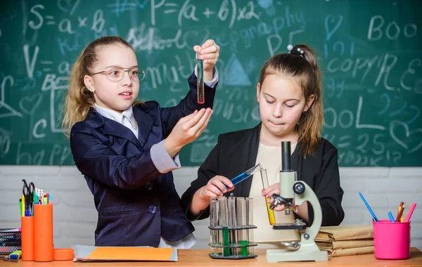 Privat skola. Gymnasieelever med djupgående studier av naturvetenskap. Kunskaps korsningen molekylär biologi och kemi. Skolprojekt utredning. Skol experiment. Science Concept — Stockfoto