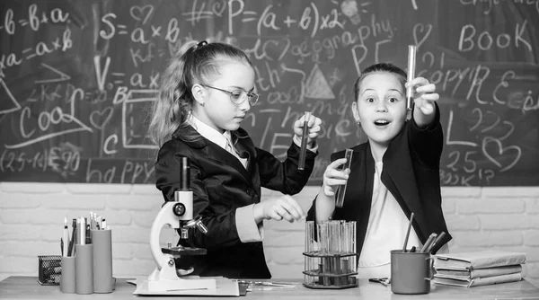 Έννοια πείραμα χημικά. Μέτρα ασφάλειας για την παροχή ασφαλούς χημική αντίδραση. Ιδιοφυΐα τα παιδιά λειτουργούν σε δική χημικής θεωρίας. Βασικές γνώσεις της χημείας. Χαριτωμένα κορίτσια μαθητές χρησιμοποιούν σωλήνες δοκιμής με υγρά — Φωτογραφία Αρχείου
