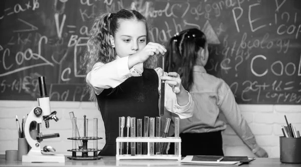 Prüfungsvorbereitungen. Labormikroskop. Kindertag. Kleine Kinder im Labor. Studenten machen biologische Experimente mit dem Mikroskop. Chemie-Mikroskop. Kleine Kinder lernen Chemie im Schullabor — Stockfoto