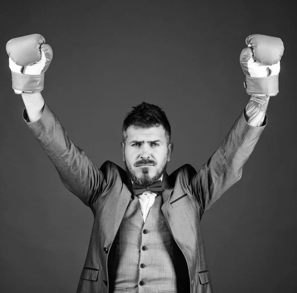 L'avocat de la défense planifie des stratégies. Un homme d'affaires porte des gants de boxe. Meilleures stratégies d'avocats de la défense criminelle. Concept d'attaque et de défense. Les tactiques se sont avérées efficaces. Réussir — Photo