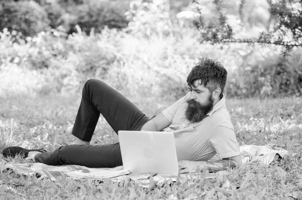 작가 영감 자연 환경에 대 한 보고입니다. 블로깅에 대 한 영감입니다. 블로거 되 고 자연에 의해 영감. 영감을 찾고 있습니다. 풀밭 자연 배경 휴식 노트북과 수염 남자 — 스톡 사진