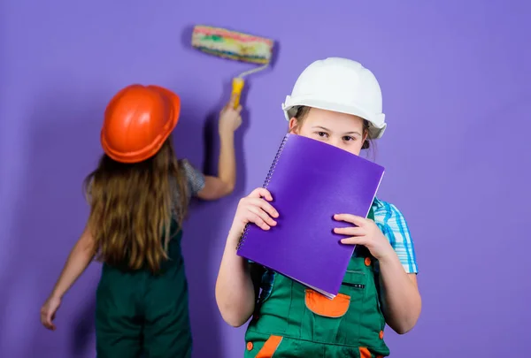 Kis lányok javítása együtt műhelyében. Foreman ellenőr. Javítás. Labor nap. május 1-jén. mérnöki ötletnek. Jövőbeli karrier. Kis gyerekek sisakot a tabletta és görgő. Mi úgy tűnik, hogy a probléma. — Stock Fotó