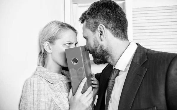 Gebrek aan respect. Office vrouw en haar wellustig baas. Bescherming vrouwelijke rechten. — Stockfoto