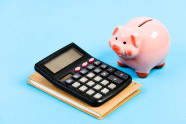 Muhasbe. mali rapor. para tasarrufu. Muhasebe ve bordro. hesap makinesi ile moneybox. Kumbara. planlama bütçe sayma. Commerece işi. sermaye yönetimi. lütfen yardım edin