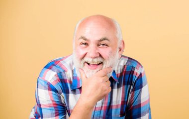 En iyi hayatını yaşa. gri sakallı mutlu yaşlı adam. damalı gömlek olgun sakallı adam. emeklilik dedesi. olumlu duygular. berber ve kuaför salonu. erkek modası. mutlu dede