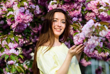 doğal yaz güzelliği. çiçek kokusu, alerji. kiraz çiçeği kız. Sakura ağacı açıyor. cilt bakım spa. Cilt için doğal kozmetik. bahar çiçek çiçek kadın. Bu benim en iyi yaz tatilim.