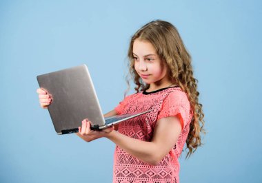 online alışveriş. okul projesi. dijital çağda çocuk gelişimi. bilgisayar oyunları oynamak. iş kurmak. dizüstü bilgisayar ile mutlu küçük kız. evde eğitim. şık moda kız açık dizüstü bilgisayar