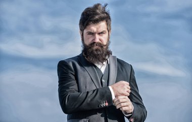 İş terfisi. İş adamı gökyüzüne karşı. Gelecekteki başarı. Resmi moda. Bıyıklı, vahşi, beyaz bir hippi. Sakallı, olgun bir hippi. Sakallı adam. Terfi kavramı. Terfi için tebrikler..