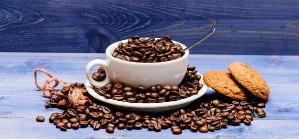 영감과 에너지 충전을 위한 음료. 컵 풀 커피 브라운 볶은 콩 블루 나무 배경입니다. 신선한 볶은 커피 콩. 카페인 개념. 카페 음료 메뉴. 귀리 쿠키를 곁들인 커피 브레이크 — 스톡 사진