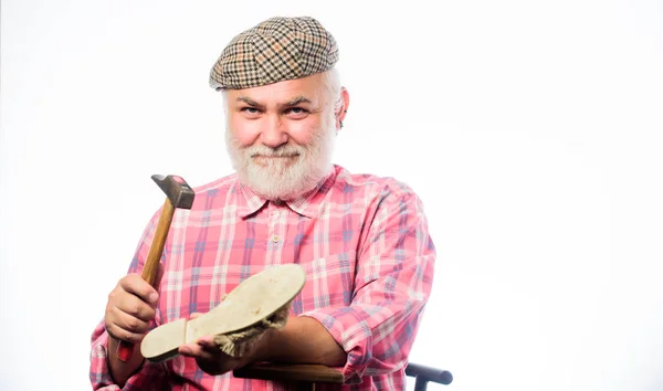 Serve perfeitamente. sapateiro no trabalho. sapateiro maduro na oficina fazer sapatos. Obra Cobbler. sapateiro trabalhando com couro têxtil e martelo na oficina. homem retro sapatos de reparação com martelo — Fotografia de Stock