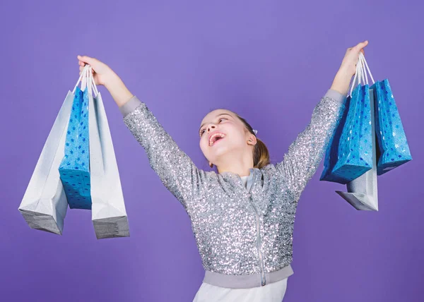 Trato hecho. Niña pequeña con bolsas de compras. Feliz niña. Niña con regalos. Ventas y descuentos. oferta especial. Ahorro de compra vacaciones. Moda infantil. asistente de tienda con paquete. feliz de comprar —  Fotos de Stock