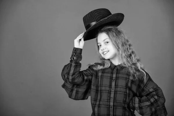 Τάση της μόδας. Νιώθω υπέροχα με αυτό το καπέλο. Κορίτσι χαριτωμένο παιδί φορούν μοδάτο καπέλο. Μικρή φασιονίστα. Κουλ χαριτωμένο φόρεμα μόδας. Καλή παιδική ηλικία. Ιδέα της μόδας των παιδιών. Δείτε το στυλ μόδας μου — Φωτογραφία Αρχείου