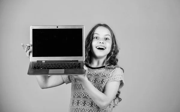 Περίσσεια πληροφοριών. ευτυχισμένο μικρό κορίτσι με σημειωματάριο. online αγορές με το Mobile Internet. Επιχειρηματικό ψηφιακό μάρκετινγκ. παιδί στην ψηφιακή εποχή. Χρησιμοποιώντας το κοινωνικό δίκτυο. διαδικτυακά μαθήματα ιδιωτική διδασκαλία — Φωτογραφία Αρχείου