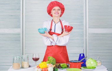 Doğal sebze bahar salatası. Diyet ve vitamin. mutfak mutfağı. organik ve vejetaryen. Restoran, tek tip pişirin. profesyonel şef mutfakta yemek. mutlu kadın sağlıklı yemek seviyor