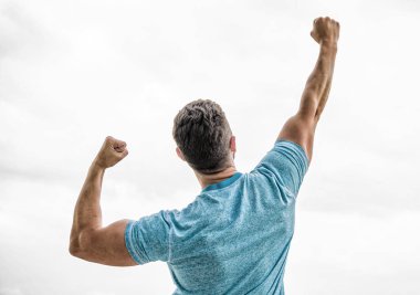 Başarılı atlet. Zafer ve başarı. Şampiyon. Gelecekteki fırsat. Liderlik ve rekabet. İleriye dönük. Gelecek kavramı. Güçlü kas gövdesi güçlü arka görüş hissi