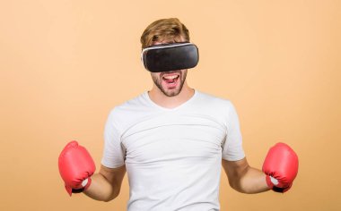 Siber antrenör online eğitim. Siber uzayı keşfedin. Siber sporcu boks eldivenleri. Adam Vr gözlük oyunu oynamak. Siber spor konsepti. Artırılmış 3d dünya. Man boxer sanal gerçeklik kulaklık simülasyonu