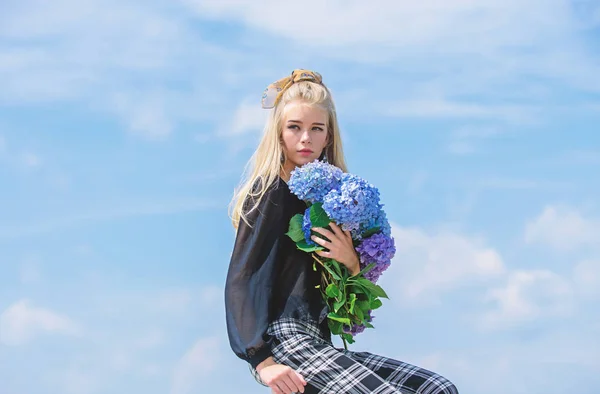 Flicka anbud mode modell hålla hortensia blommor bukett. Makeup och klädstil. Modetrend våren. Mode-och skönhetsbranschen. Möt våren med ny parfym doft. Blommor anbud doft — Stockfoto