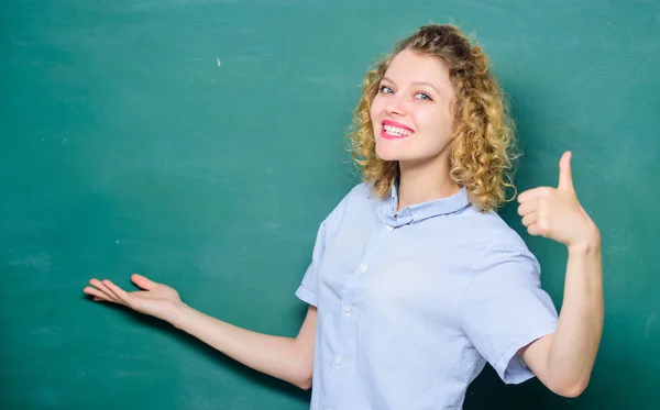 Nuttige informatie. Happy student bij Blackboard. Universiteit of college leven. terug naar school. vrouw houdt van studeren. vrouw leraar op school les. kennisdag. Blackboard-informatie leegmaken — Stockfoto