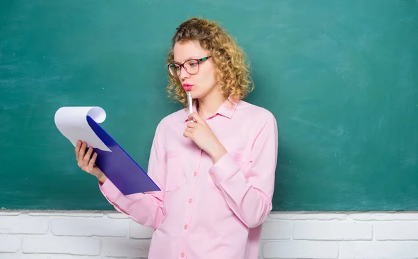 Volgend schooljaar. Meisje voor te bereiden op examens. meisje leraar op privéles. rapport project. terug naar school. essay schrijven. docent met documentmap. Working student in glazen bij Blackboard — Stockfoto