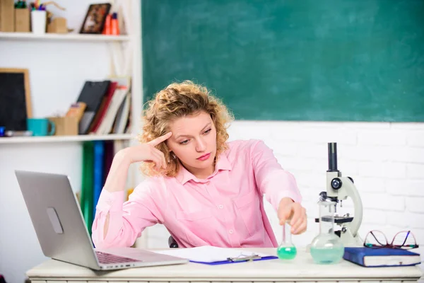 Druk nerveus gespannen. Stressvolle docent. Leraar stressvolle bezetting. Meisje moe stressvolle expressie met laptop en Microscoop werk onderzoek biologie en chemie. Stressvolle wetenschapper — Stockfoto