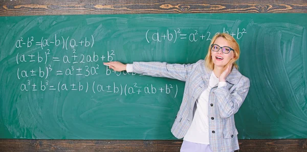 Student die zich voorbereidt op de examens. docent op school les bij Blackboard. Terug naar school. Leraren dag. Studie en onderwijs. Moderne school. Kennisdag. School. Thuisonderwijs. serieuze vrouw — Stockfoto