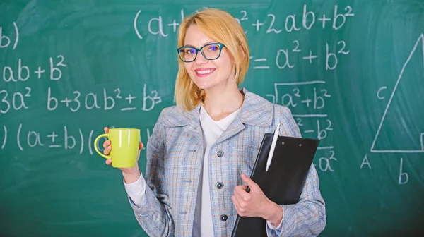 Está na hora de relaxar. Encontre tempo para relaxar e se manter positivo. Professor beber chá ou café e manter-se positivo. Mantenha a atitude positiva para o trabalho. Mulher com copo de chá e documento pasta chalkboard fundo — Fotografia de Stock