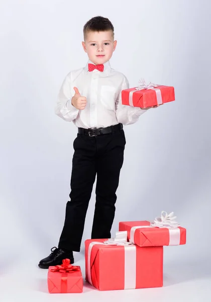 Fête d'anniversaire. petit garçon avec cadeau de Saint-Valentin. Faire du shopping. Jour de boxe. Nouvel an. style smoking. Bonne enfance. enfant heureux avec boîte cadeau. Noël. cool garçon enfant est fou de shopping — Photo