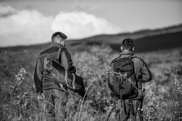 Heereskräfte. Tarnung. militärische Uniformmode. Jagdgeschick und Waffenausrüstung. Wie aus der Jagd ein Hobby wird. Mann Jäger mit Gewehr. Bootcamp. Männerfreundschaft. Warten auf Beute — Stockfoto