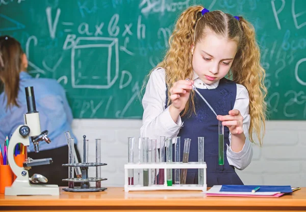 Analizy chemicznej. Szkoły ucznia badań chemicznych cieczy. Lekcja chemii szkoła. Probówki z substancji. Szkło laboratoryjne. Szkoła laboratorium. Sprytny student dziewczyna prowadzenia eksperymentu w szkole — Zdjęcie stockowe