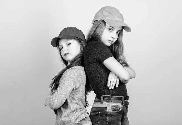 Ser un hipster. Adorables hipsters. Niños pequeños que usan ropa y accesorios de estilo hipster. Lindos hipsters pequeños con aspecto de moda —  Fotos de Stock