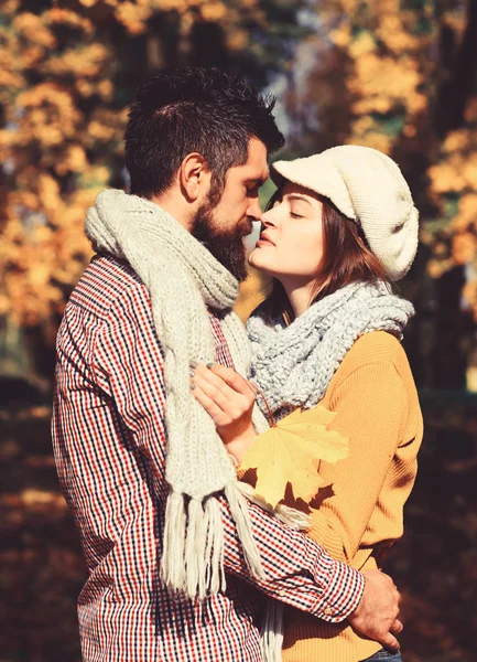Dívka a vousatý chlap nebo šťastní milenci na datum kiss — Stock fotografie