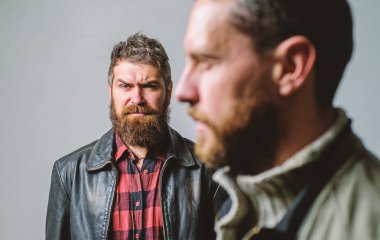 Yanında dur. Dostluk güven ve destek. Güvenilir ilişkiler. Arkanda biri var. Gerçek arkadaşının desteğini hisset. Adam sakallı adam arkadaş hipster arkasında durmak. Gerçek arkadaş her zaman yakın