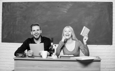 Üniversitede eğleniyor. Kaygısız öğrenciler. Zaman üniversitede zevk. Adam ve kız sınıf otur. Kolej veya üniversite okuyor. Üniversite okuyan arkadaşlar öğrenciler. Kolej eğlenceli. Modern eğitim