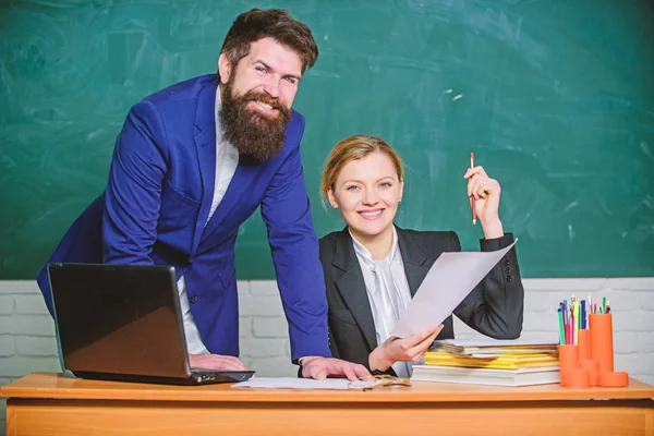 Das gemeinsame Lernen macht Spaß. Lehrer und Schüler bei der Prüfung. Geschäftsmann und glücklicher Sekretär. Geschäftsleute nutzen Laptop und Dokumente. Papierarbeit. Büroleben. zurück zur Schule. non-formale Bildung — Stockfoto