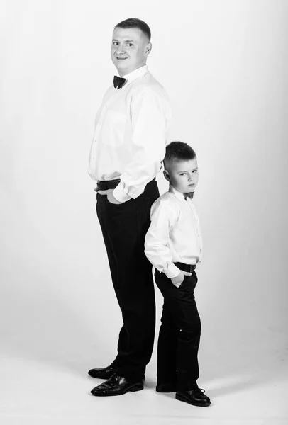 La educación de los caballeros. Hijo pequeño siguiendo el ejemplo de los padres de un hombre noble. La educación de los caballeros. Traje de ropa formal de padre e hijo. Crecer caballero. Papá y niño camisas blancas con pajaritas — Foto de Stock