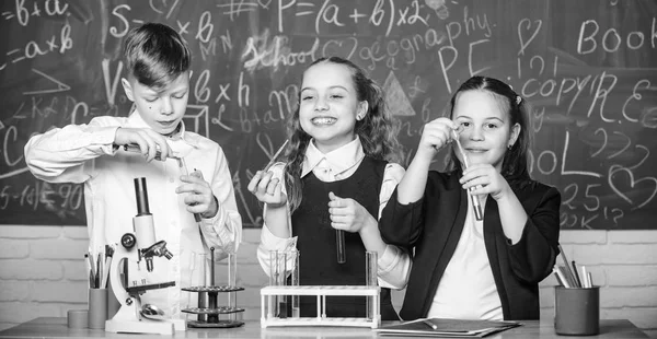 Estratégia de análise. Crianças pequenas no laboratório. As crianças aprendem química no laboratório da escola. Microscópio de química. estudantes fazendo experimentos de biologia com microscópio. Microscópio de laboratório. dia das crianças — Fotografia de Stock